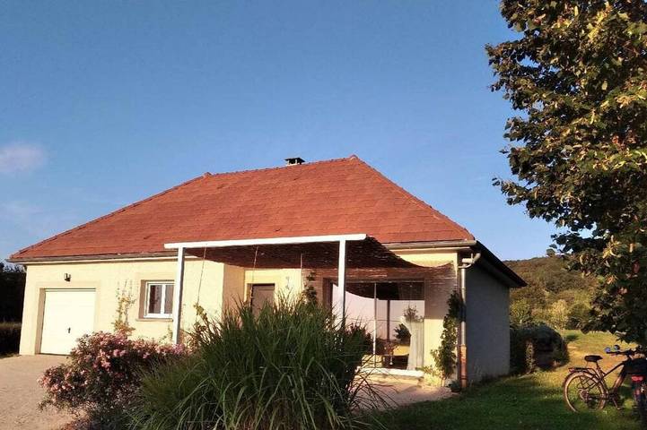 Location de vacances pour 4 personnes, avec jardin à La Chapelle-sous-Brancion