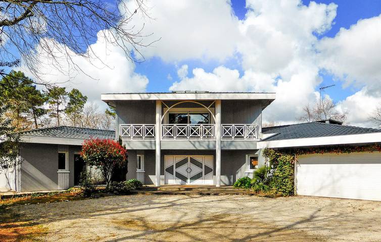Apt douillet de 250m2 avec piscine, parking, WiFi et barbecue in Gradignan, Région de Bordeaux