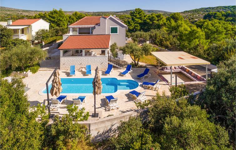 Charmante 200 m² große Wohnung mit Pool und Terrasse, 1,5 km vom Strand entfernt in Milna, Brac