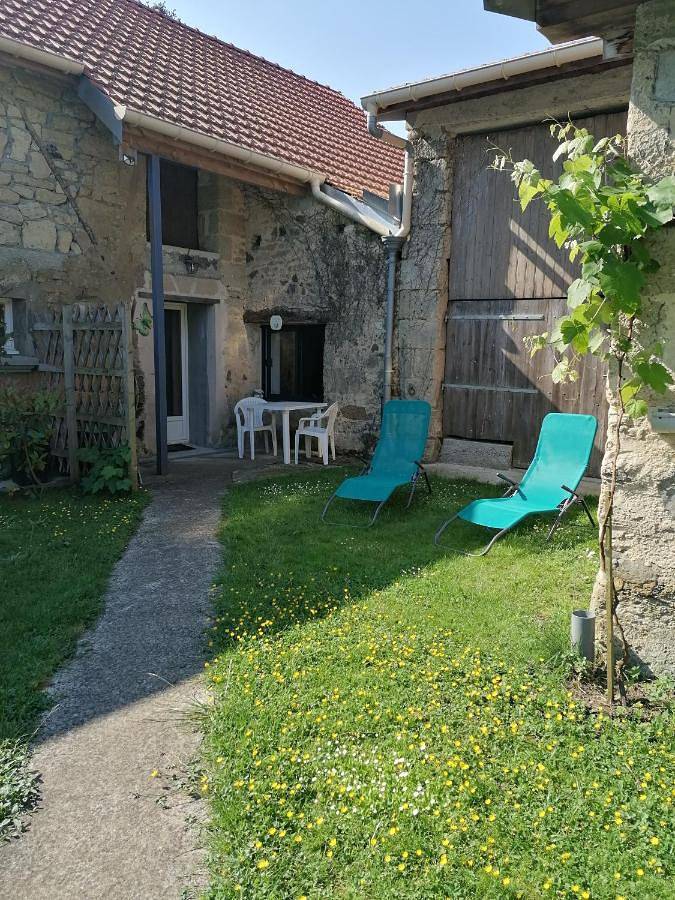 Location de vacances pour 2 personnes, avec terrasse ainsi que jardin et piscine à Saint-Georges-sur-Layon - 2
