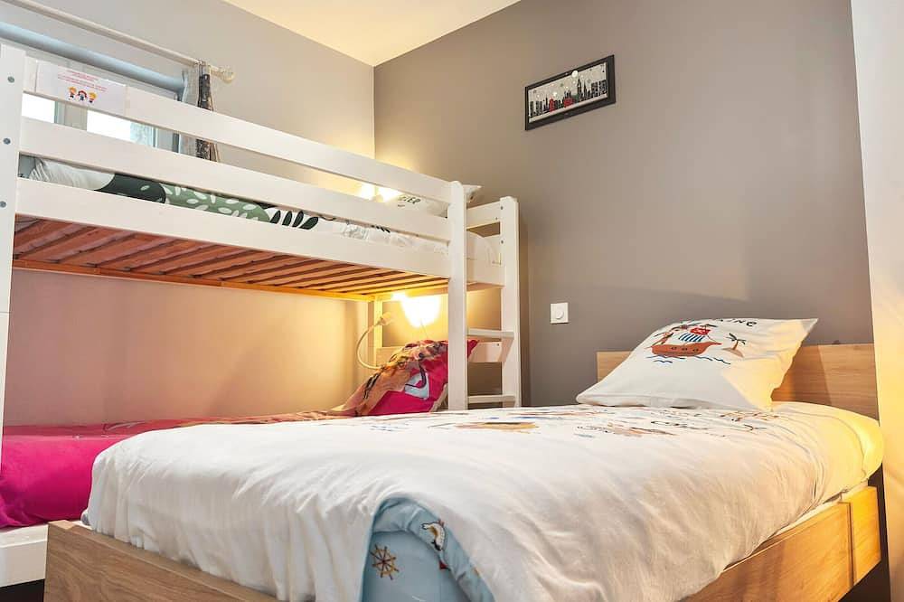 Gîte spacieux près du zoo de Beauval avec cour privative, terrasse, et équipements complets in Lye, Vallée de la Loire