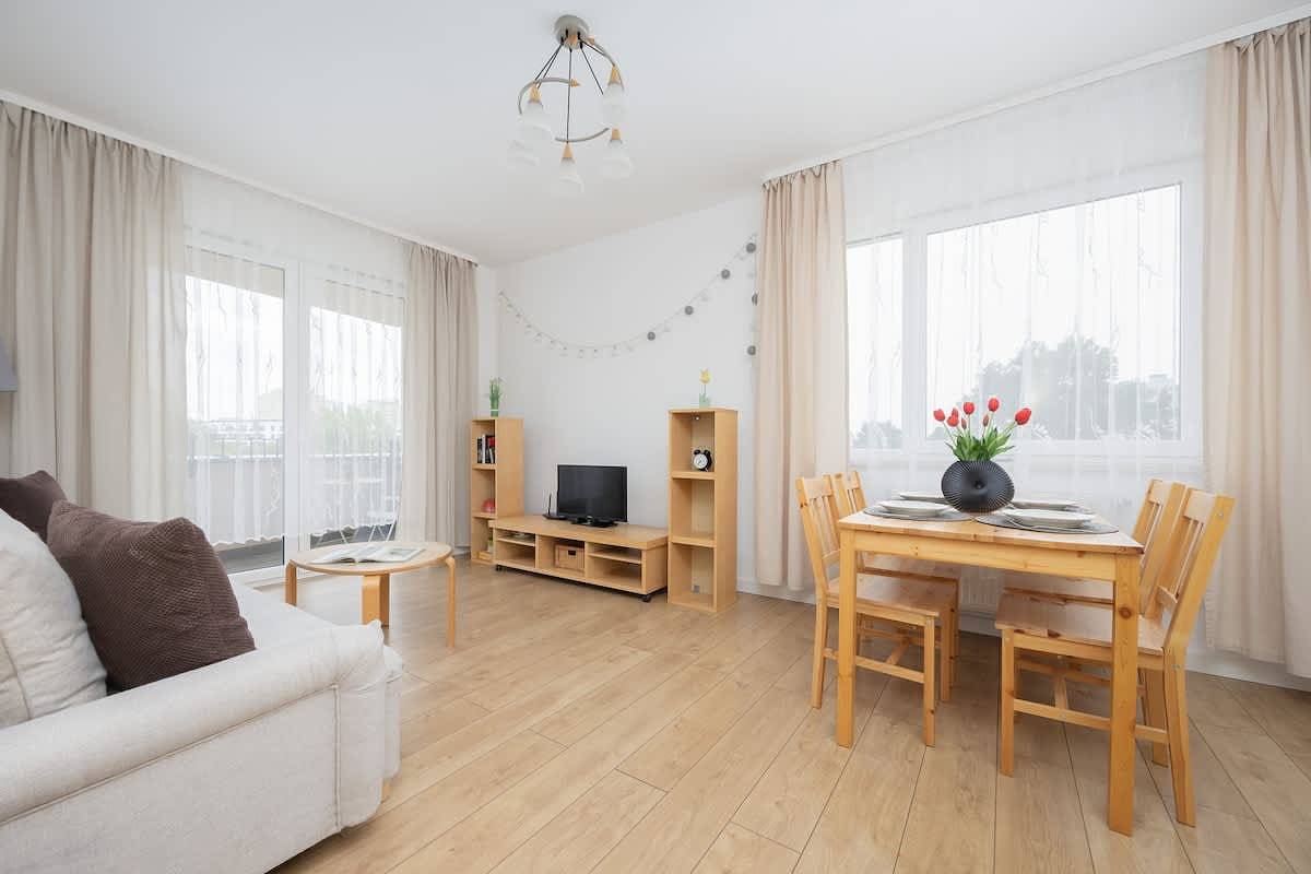 Ganze Wohnung, Bright Apartment with Balcony | Parking | Workspace in Białołęka, Warschau
