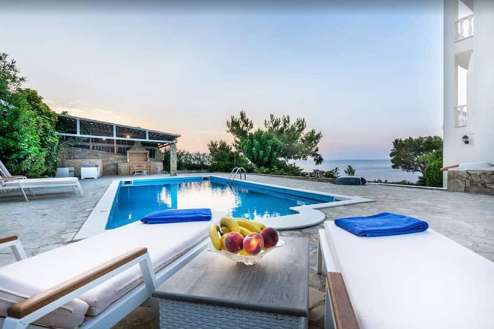 A seafront villa with swimming pool in Achlia, Kreta Süden