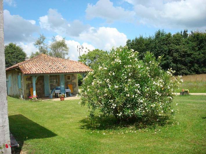 Gîte pour 4 personnes, avec piscine et terrasse ainsi que jardin et vue, animaux acceptés à Gamarde-les-Bains
