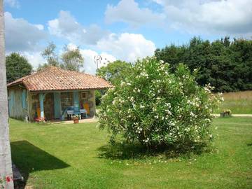 Gîte pour 4 personnes, avec terrasse et vue ainsi que piscine et jardin, animaux acceptés à Gamarde-les-Bains