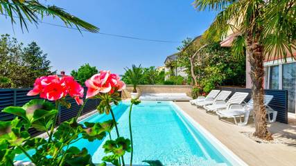 Ferienwohnung für 8 Personen, mit Balkon und Garten sowie Pool in Crikvenica