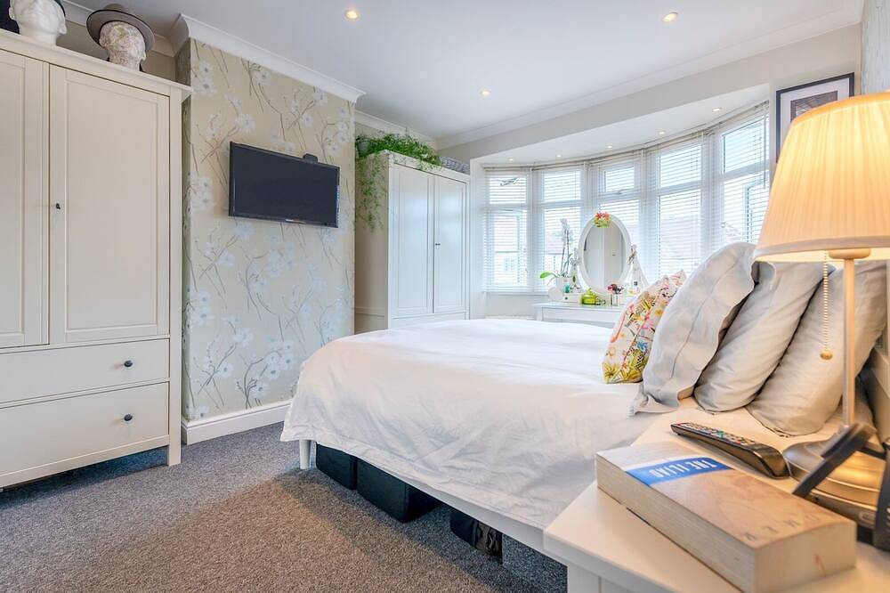 Pass the Keys | Stylish garden retreat nr Stafford Town/ Hospital in Stafford, Staffordshire