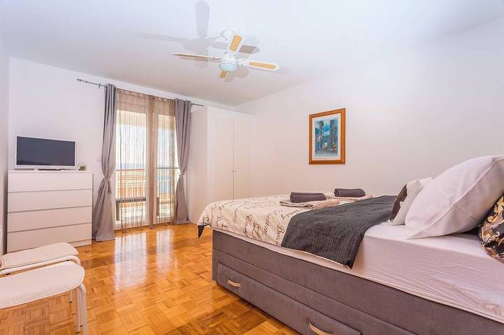 Ganze Wohnung, Last Minute Rabatt !! Perfekte Meerblickwohnung mit privatem und beheiztem Pool! in Stanici, Omis-Riviera