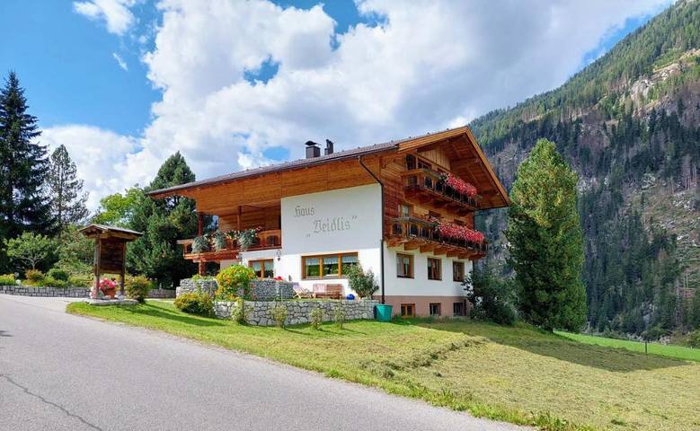 BnB für 3 Personen, mit Ausblick und Garten in Osttirol