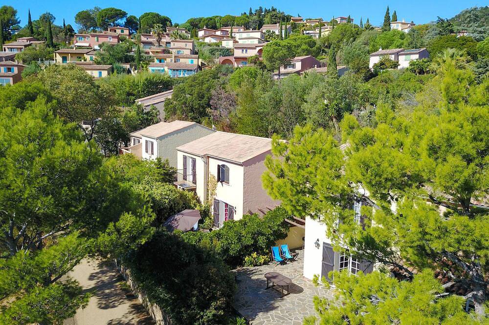 Semi-detached villas ** with communal pool in beautiful property. Ideal with family. in Bormes-les-Mimosas, Région de Toulon