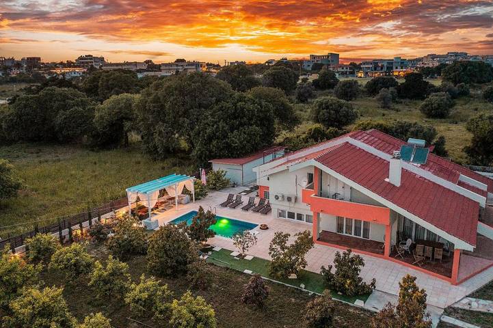 Villa für 12 Personen, mit Balkon und Terrasse sowie Garten und Pool in Rhodos Stadt - 2
