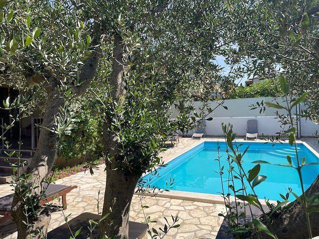 Ganze Ferienwohnung, Appartement mit überdachter Terrasse mit Meerblick in Novigrad, Umag und Umgebung