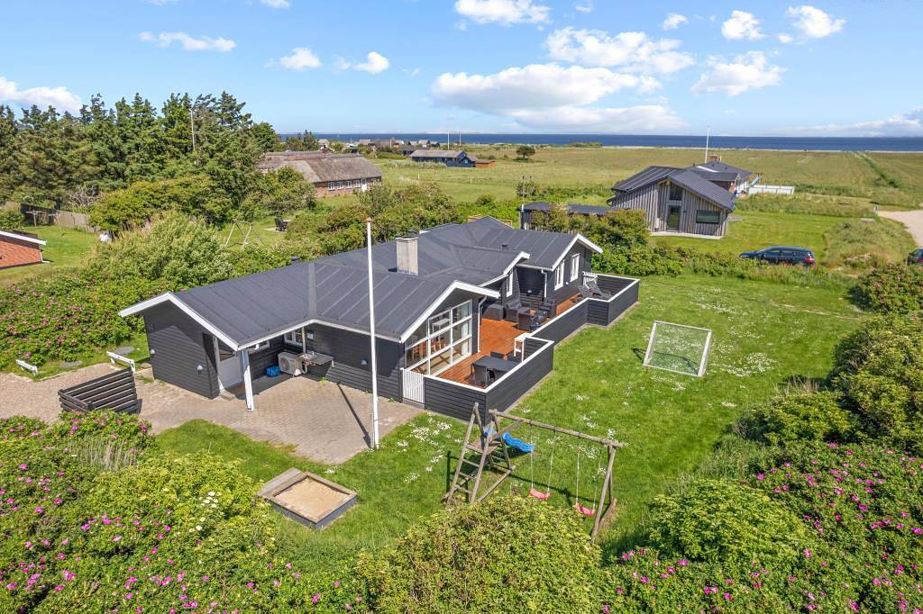 Well-maintained, family-friendly holiday home with sauna and whirlpool in Nørre Lyngvig, Hvide Sande
