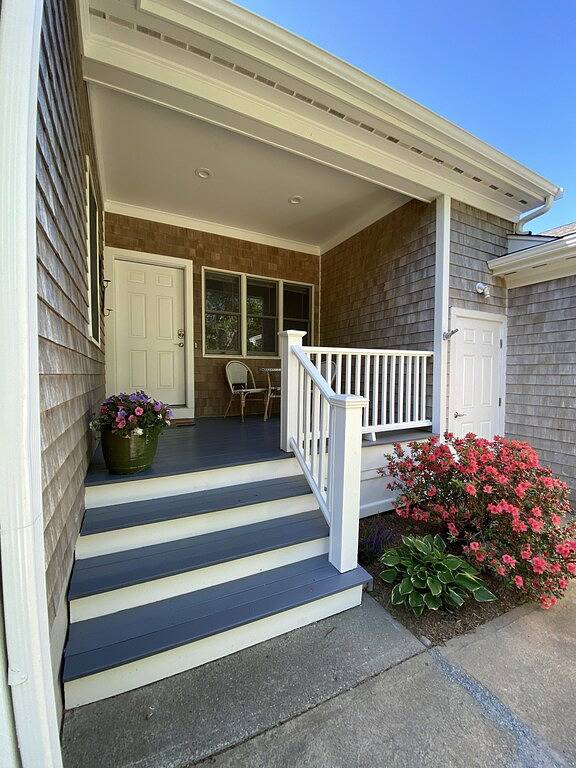 3 Br -Walk to the beaches & Cliff walk. Quiet tree lined neighborhood! in Middletown, Newport County