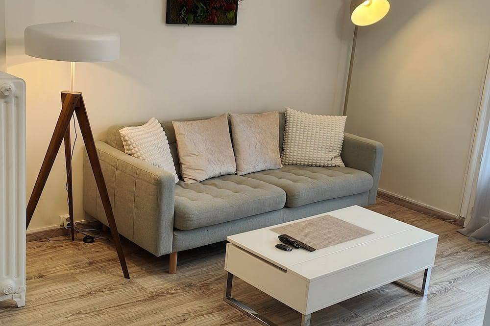Appartement entier, Appartement rénové avec place de parking dans résidence fermée et sécurisée in Gières, Isère