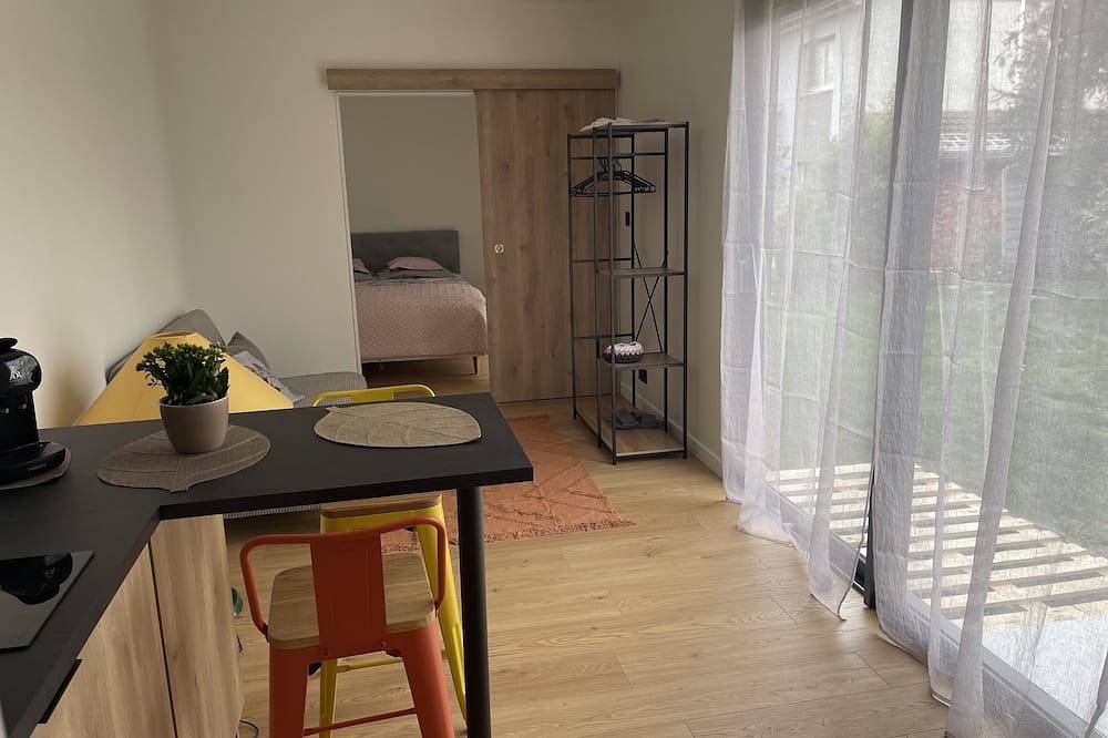 Logement de charme tout neuf et très bien équipé situé dans jardin privé. in Kingersheim, Région de Mulhouse