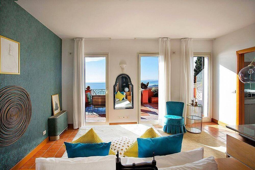 Villa Doride: An elegant and welcoming three-story residence which faces the sun and the sea, with Free Wi-Fi. in Taormina, Province de Messina