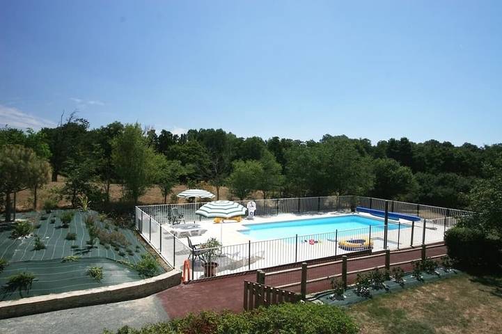 Location de vacances pour 5 personnes, avec Terrasse ainsi que Jardin et Piscine à Le Poiré-sur-Vie