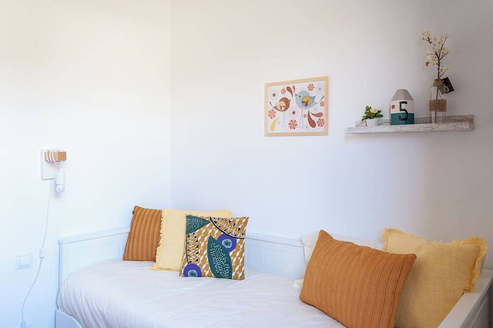 Entire apartment, Cal Xera - Cozy first floor with fireplace and private garden in Puigcerdà, Catalan Pyrenees