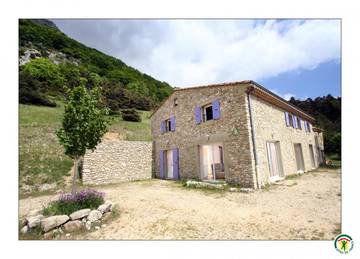Gîte pour 11 personnes, avec jardin à Mornans