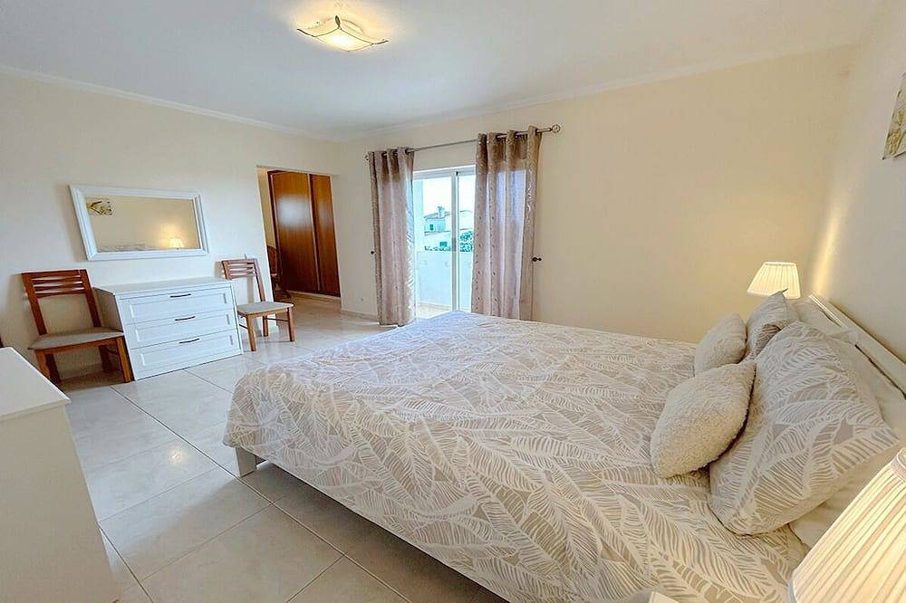 4 Bedrooms with Private Heated Pool, Wifi, A/C, Walking distance to amenities in Santa Maria, São Gonçalo de Lagos