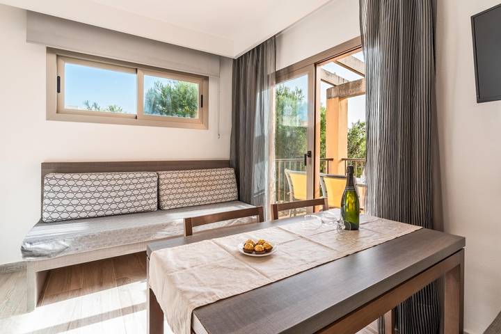 Entire apartment, Apartment ‘Ferrera Luxe Apartamento 803’ close to Beach with Pool, Wi-Fi, A/C, Terrace & Garden in Cala Serena, Felanitx