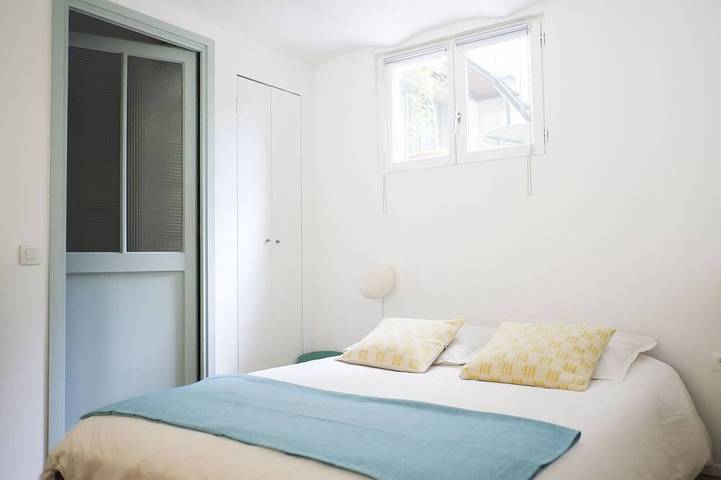 Apartamento de 3 habitaciones en la planta baja con vistas a una pequeña terraza. in Montreuil, Sena-Saint Denis