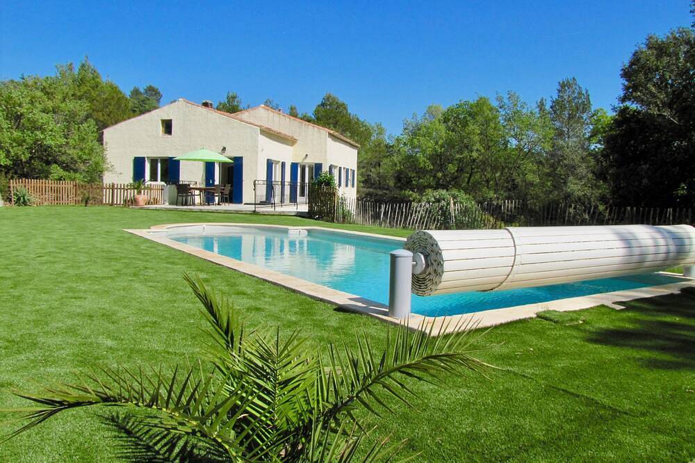 Surrounded by nature, Gorges du Verdon, 5 bedrooms, sleeps 12, swimming pool in La Verdière, Brignoles Region