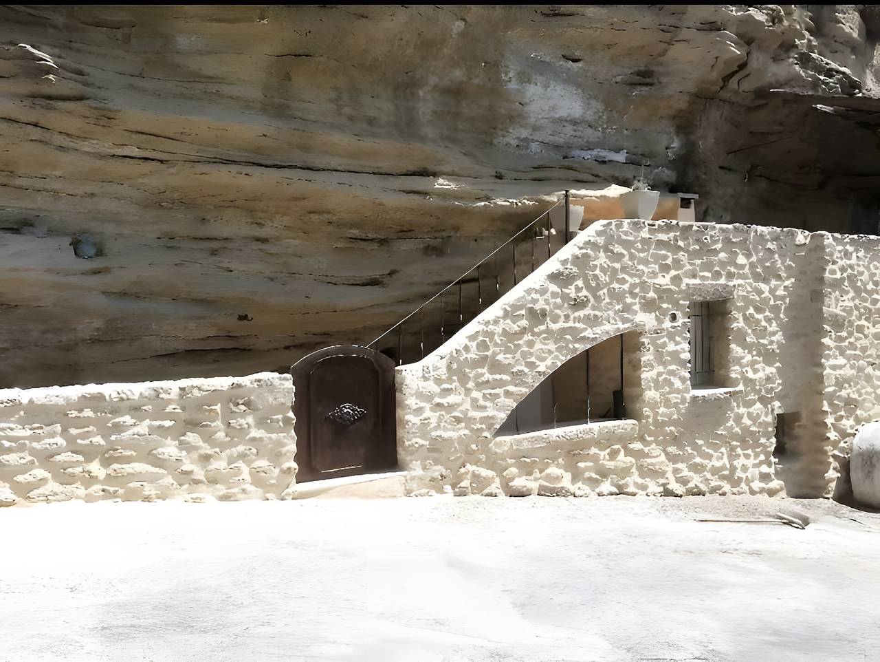 Studio entier, Studio 'Troglodyte En Provence' avec vue sur le lac et terrasse privée in Cornillon-Confoux, Côte méditerranéenne (France)