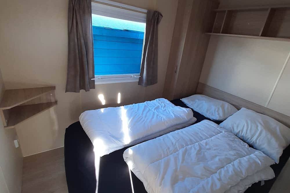 Prachtige stacaravan vlak bij het strand en de zee. in IJmuiden, Nederlandse Noordzeekust