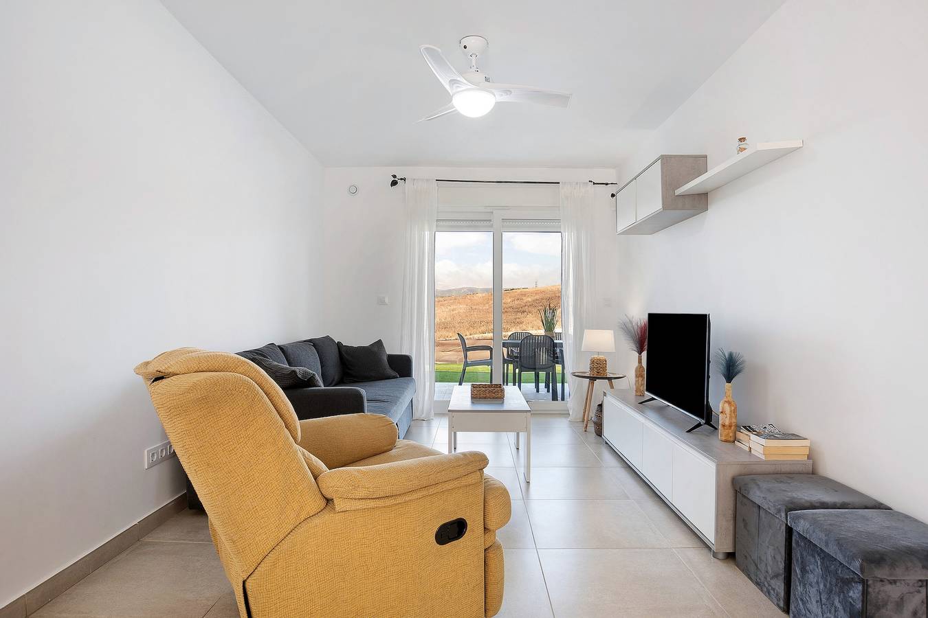 Apartamento entero, Apartamento 'Bajo Con Jardín Privado Atalanterra' con vistas al mar, piscina compartida y Wi-Fi in Atlanterra, Tarifa