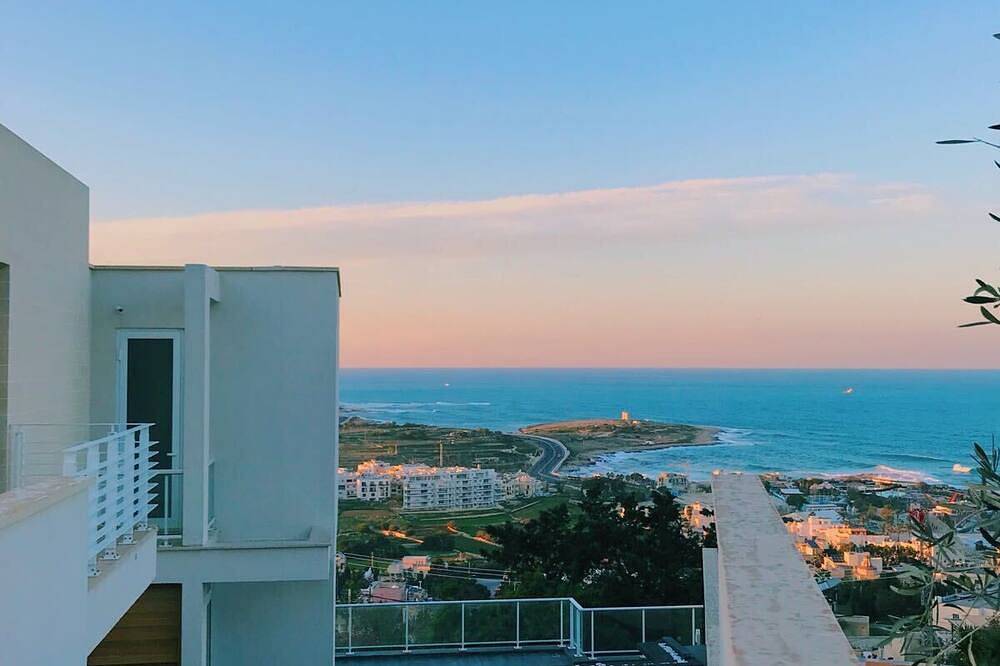 Apartamento inteiro, Apartamento em moradia com vista para o mar Wi-Fi gratuito in Swieqi, Ilha de Malta