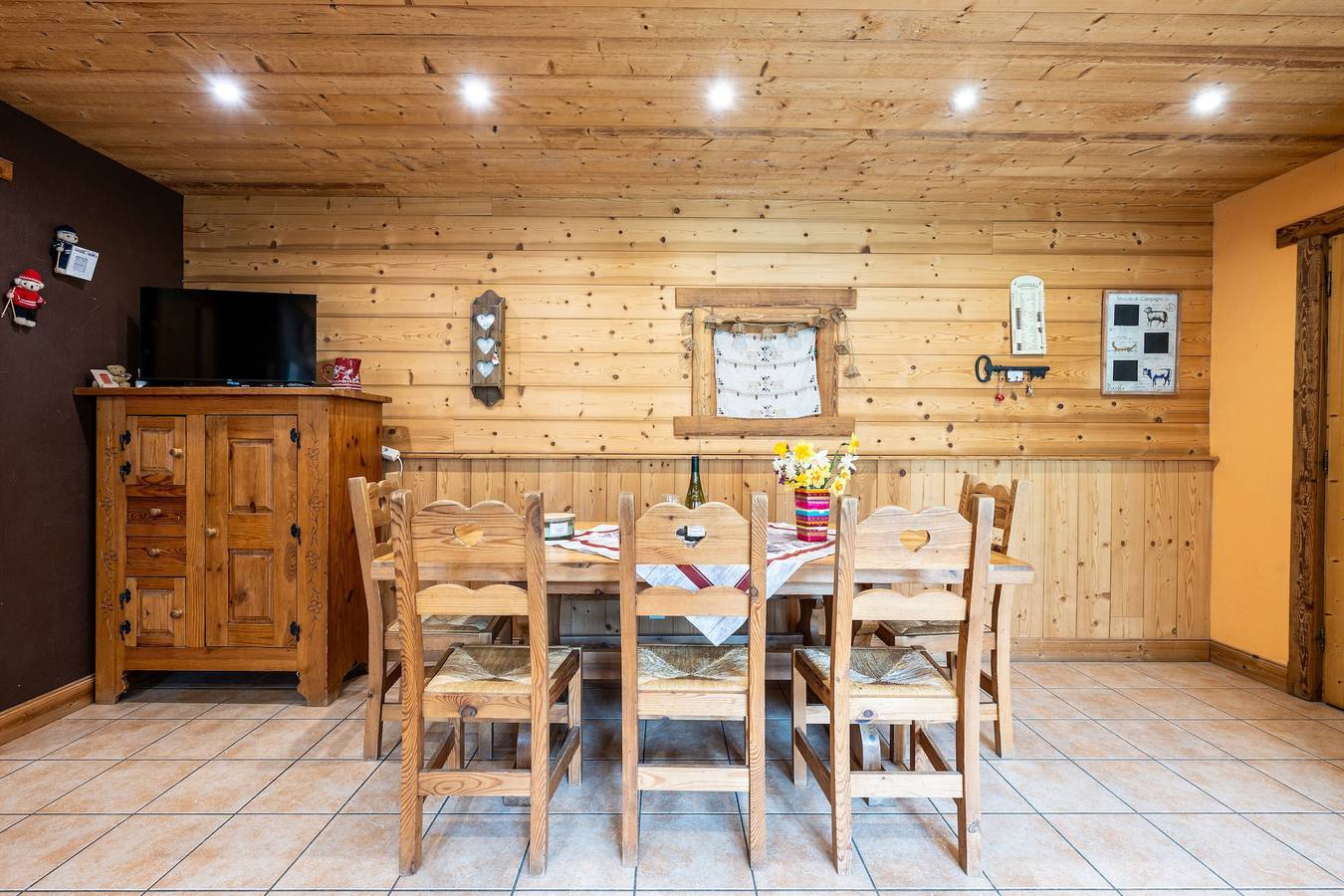 Entire apartment, Apartment "La Poya" with Mountain Views, Private Terrace and Wi-Fi in Valloire, Saint-Jean-de-Maurienne region