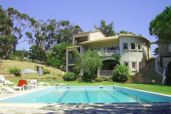 Gîte pour 6 personnes, avec terrasse ainsi que piscine et jardin