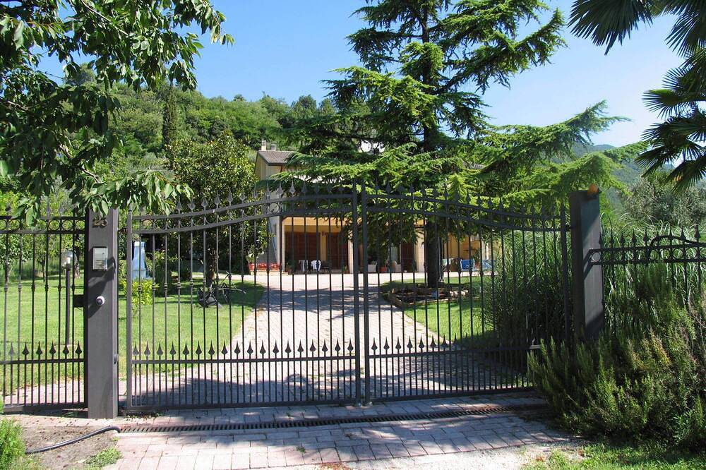 Geheel appartement, App. Margherita met -immerso zwembad in het groen voor een ontspannen vakantie in Roè Volciano, Garda Bergen