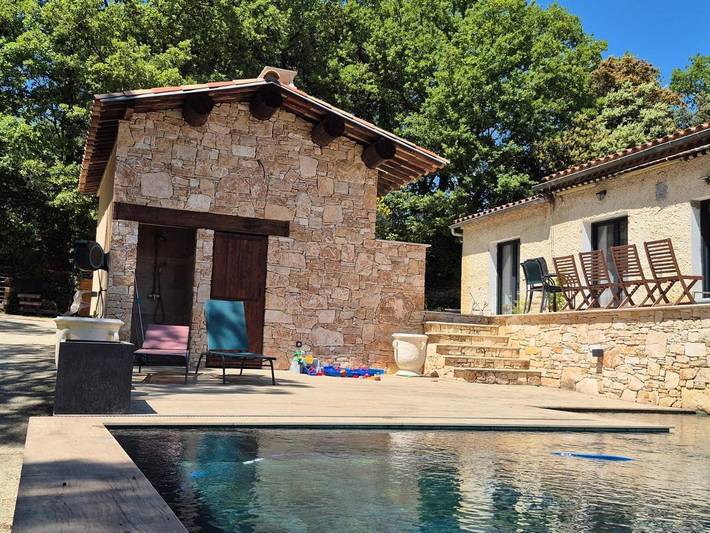 Location de vacances pour 3 personnes, avec terrasse ainsi que jardin et vue à Rochegude