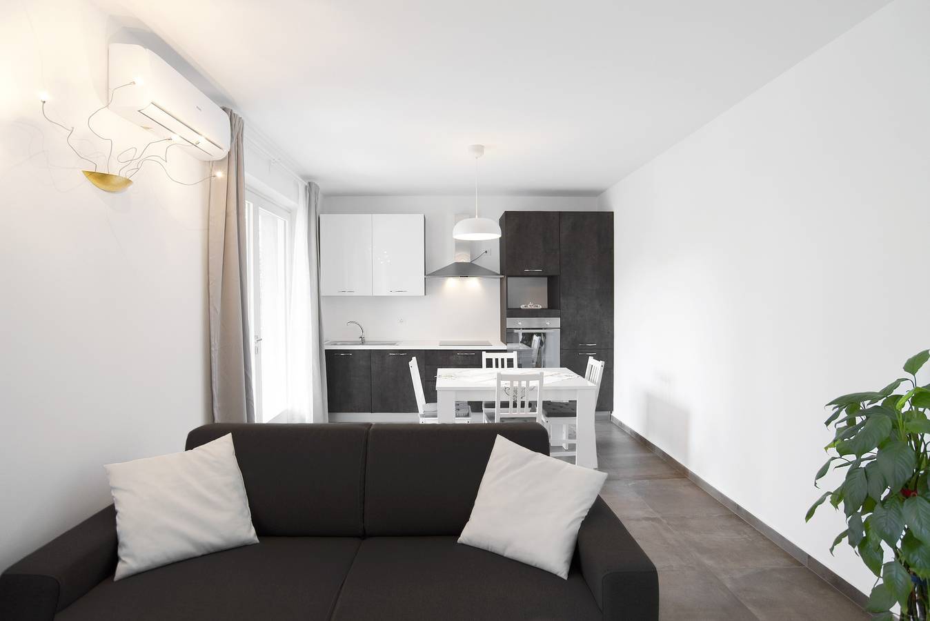 Appartement entier, Appartement moderne près du lac de Garde avec Wi-Fi et terrasse in Bardolino, Montagnes autour du lac de Garde