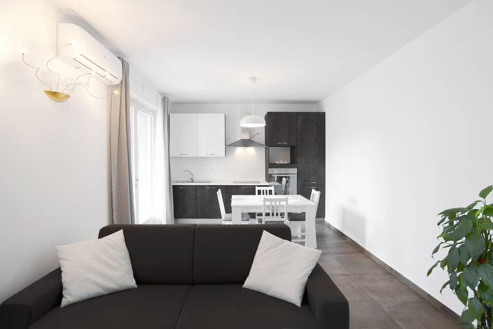 Appartamento intero, Moderno appartamento vicino al Lago di Garda con Wi-Fi e terrazza in Bardolino, Prealpi Gardesane