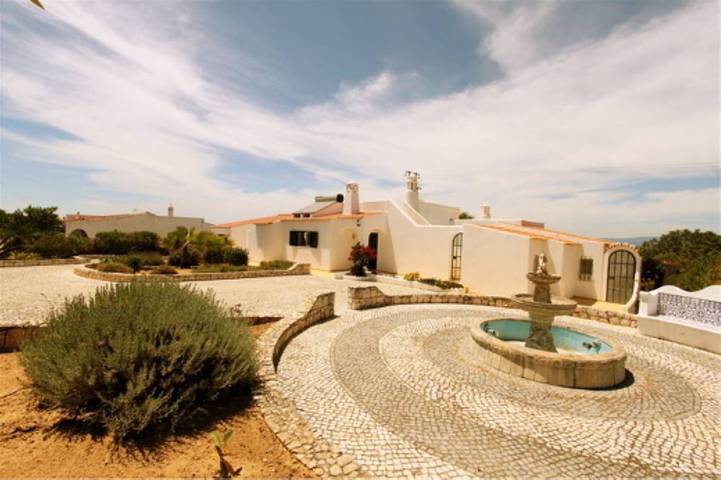 Schöne geräumige Villa mit privatem beheiztem Pool, Meer- und Bergblick in Carvoeiro, Faro Distrikt