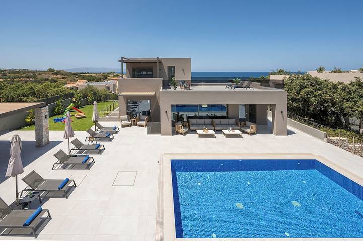 Vacation rental for 10 people, with yard and sauna as well as hot tub in Chania