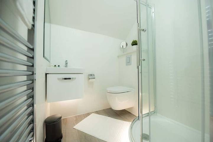 Appartement entier, De Luxe-Appartement en attiq-Salle de bain privée-Vue sur Rue in Reading, Berkshire