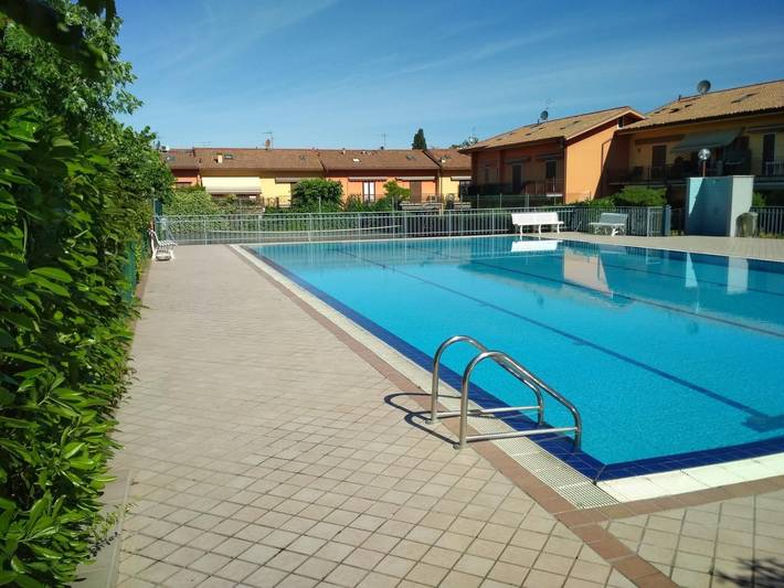 Ferienwohnung für 8 Personen, mit Terrasse und Garten sowie Pool und Seeblick