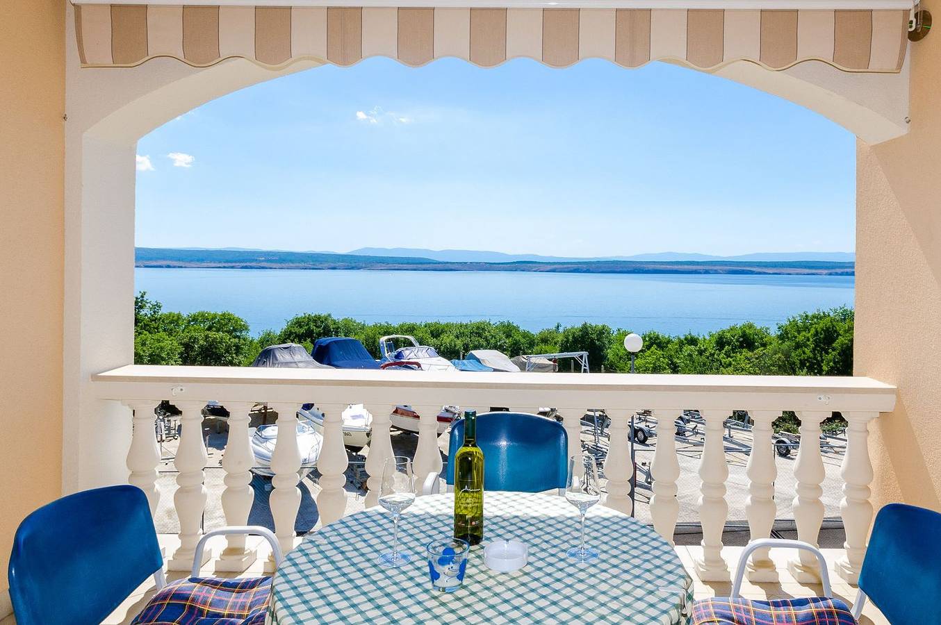 Ganze Wohnung, Komfortables Apartment nur 500 Meter zum Strand mit Meerblick, privatem Balkon, Grill in Dramalj, Primorje-Gorski Kotar