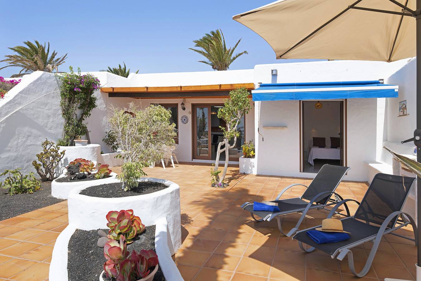 Ολόκληρο το διαμέρισμα, Holiday Apartment "Puerto Chico 5" with Private Garden, Shared Pool & Sea View in Playa Blanca, Yaiza