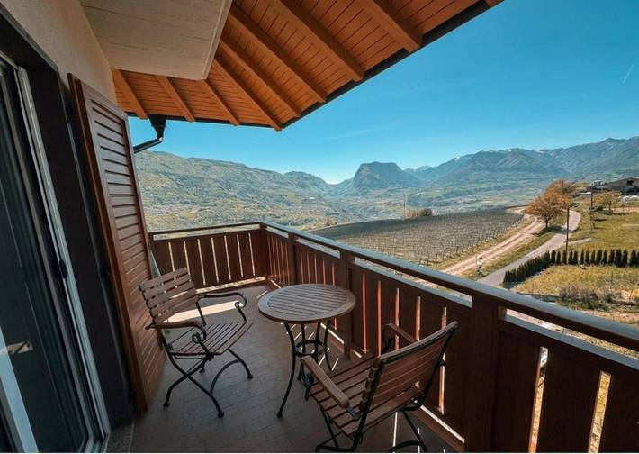 Ferienwohnung für 4 Personen, mit Balkon und Terrasse sowie Garten und Ausblick in Stenico