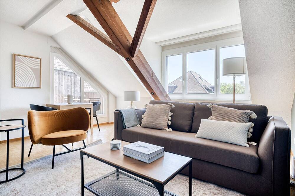 Entire apartment, Sunny Wiedikon 2.5 Room w/ Storage, 1 min to Market, by Blueground in Zurich, Zurich district