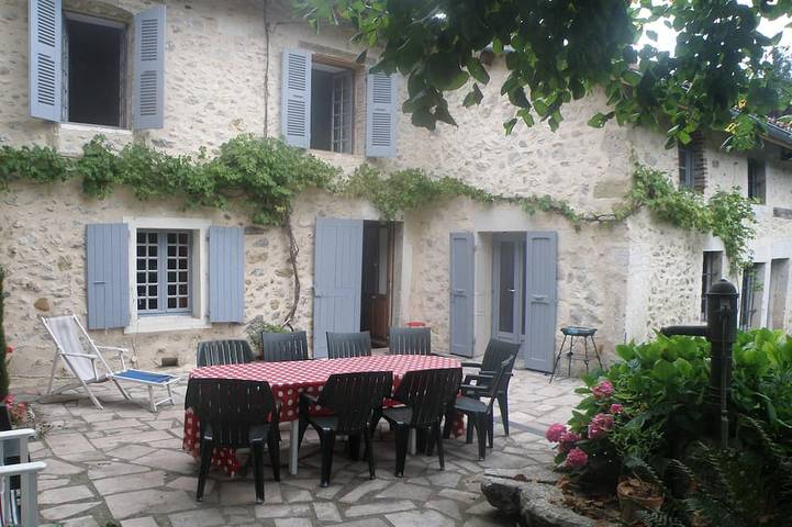 Location de vacances pour 9 personnes, avec terrasse et jardin à Saint-Joseph-de-Rivière