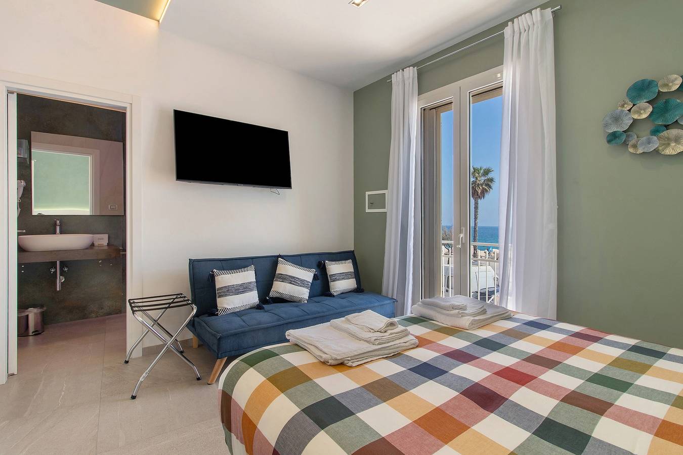 Zimmer 'Vista Mare - Pesce' mit gemeinsamer Terrasse, Wi-Fi und Klimaanlage in Mola di Bari, Bari Provinz