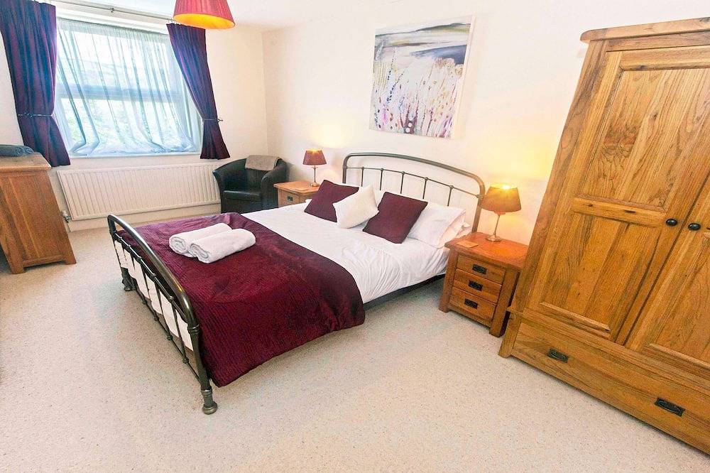Cloudbreak | Hot Tub* | Log Burner, Dogs Welcome in Braunton, Devon