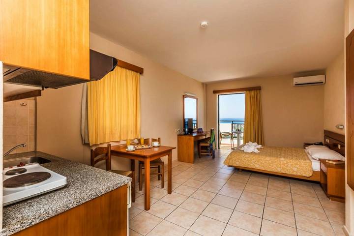 Location de vacances pour 3 personnes, avec terrasse ainsi que jardin et jacuzzi à Chersónissos - 4